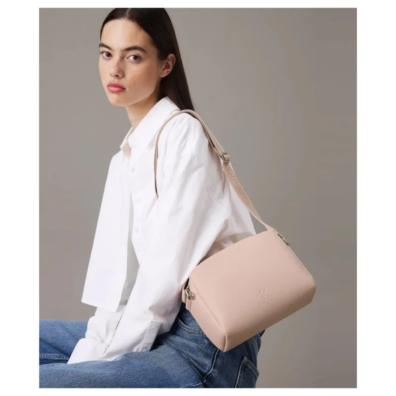 BORSA A TRACOLLA IN ECOPELLE MARTELLATA CALVIN KLEIN- Accessori