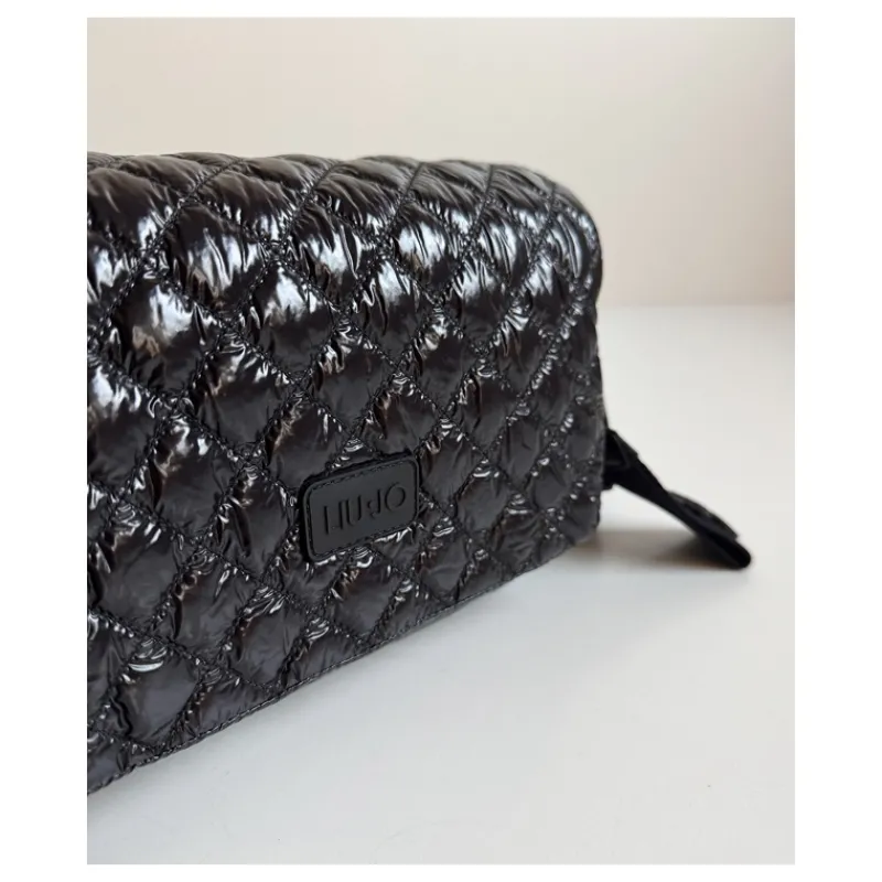 borsa_in_nylon_trapuntato_5.webp BORSA IN NYLON TRAPUNTATO LIU°JO- Accessori