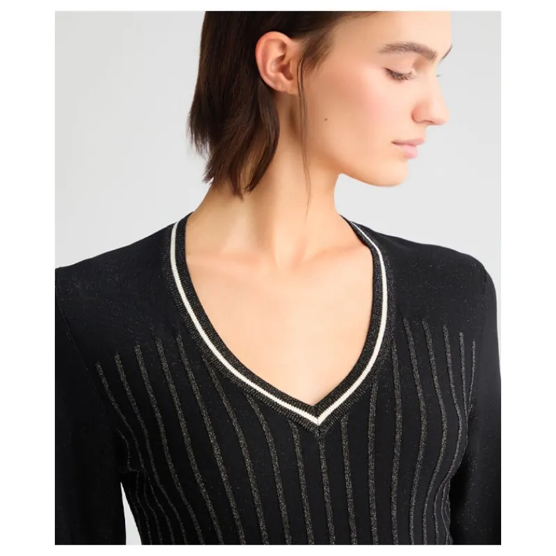 MAGLIA NERA CON SCOLLO A V LIU°JO- Maglieria